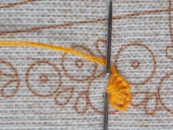 Фото процесса вышивки нитками обмёточного шва