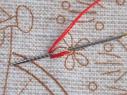 Фото начала процесса вышивки нитками петельчатого шва