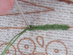 Фото процесса вышивки нитками тамбурного шва