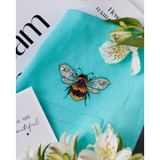 фото: вышивка крестиком на одежде Золотая пчёлка