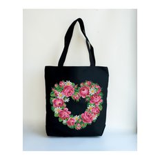фото: чёрная сумка под вышивку Цветочное сердце