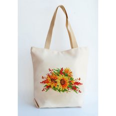 фото: сшитая сумка для вышивки бисером или нитками Подсолнухи с красными ягодами
