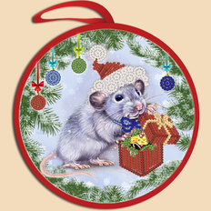 фото: ёлочное украшение, вышитое бисером Крыска с подарком