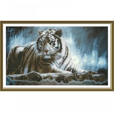 фото: картина, вышитая нитками на канве с фоновым изображением, Амурский тигр