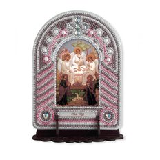 изображение: икона, в вышитой бисером в рамке-киоте Троица