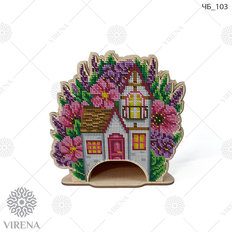 фото: деревянный чайный домик, украшенный вышивкой
