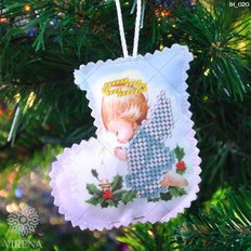 фото: сшитая ёлочная игрушка с вышивкой бисером