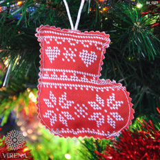 фото: сшитая ёлочная игрушка с вышивкой бисером