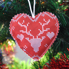 фото: сшитая ёлочная игрушка с вышивкой бисером