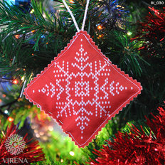 фото: сшитая ёлочная игрушка с вышивкой бисером