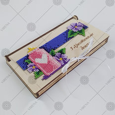 фото: Коробка подарочная для денег с украшением в виде вышивки бисером или нитками