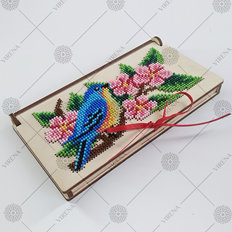 фото: Коробка подарочная для денег с украшением в виде вышивки бисером или нитками