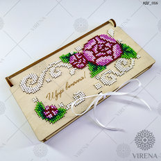 фото: Коробка подарочная для денег с украшением в виде вышивки бисером или нитками Щирі Вітання!