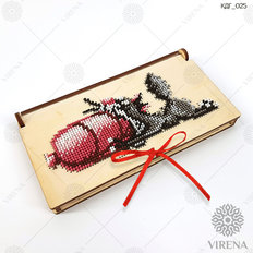 фото: Коробка подарочная для денег с украшением в виде вышивки бисером или нитками